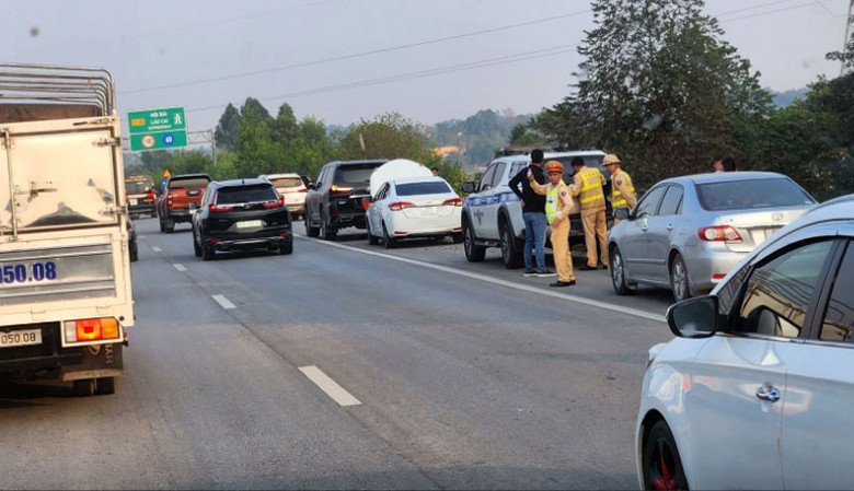 đến 16h10, lực lượng CSGT đ&atilde; c&oacute; mặt ph&acirc;n luồng giao th&ocirc;ng, đề nghị c&aacute;c xe trong vụ tai nạn di chuyển qua cầu dừng tại l&agrave;n khẩn cấp để l&agrave;m r&otilde; nguy&ecirc;n nh&acirc;n g&acirc;y tai nạn. T&igrave;nh trạng &ugrave;n tắc dần được cải thiện.