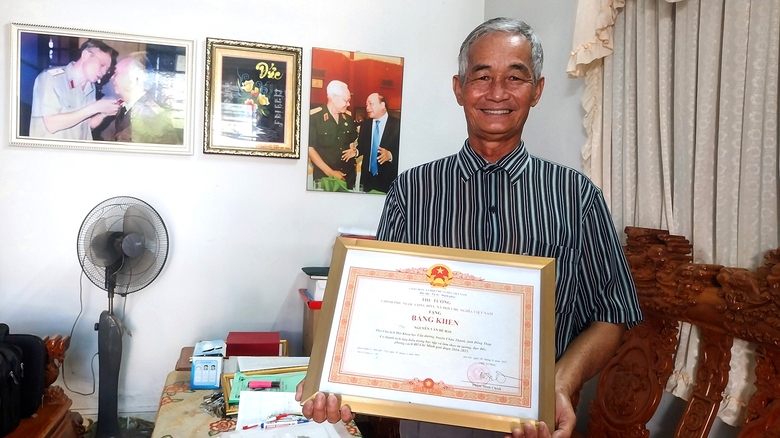 Lão nông miền Tây mê làm đường, xây cầu từ thiện- Ảnh 1. Lão nông miền Tây mê làm đường, xây cầu từ thiện- Ảnh 1.