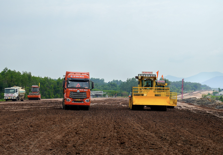 Chủ tịch Quốc hội: Phải đua tiến độ to&agrave;n tuyến cao tốc Bi&ecirc;n Ho&agrave; - Vũng T&agrave;u- Ảnh 2.