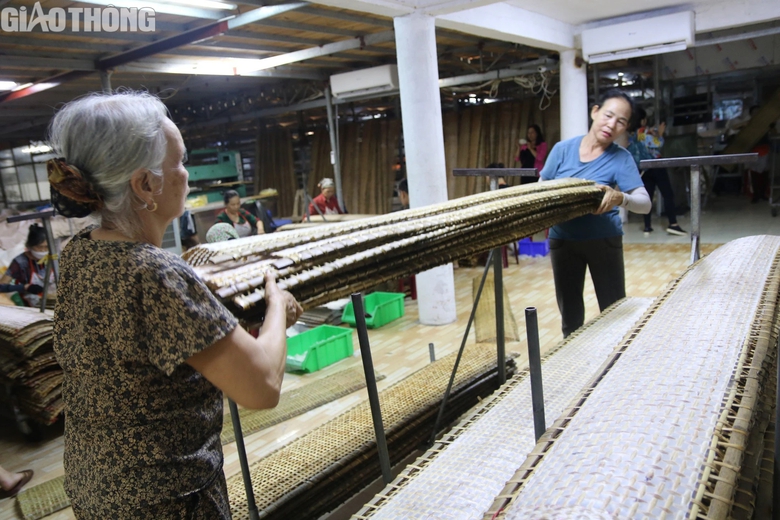 Làng bánh đa nem 700 năm tuổi hối hả vào vụ Tết- Ảnh 5. Làng bánh đa nem 700 năm tuổi hối hả vào vụ Tết- Ảnh 5.