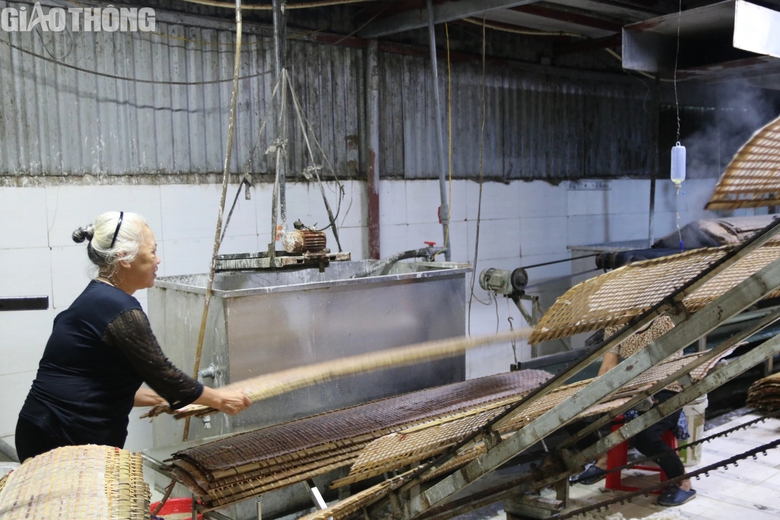 Làng bánh đa nem 700 năm tuổi hối hả vào vụ Tết- Ảnh 8. Làng bánh đa nem 700 năm tuổi hối hả vào vụ Tết- Ảnh 8.