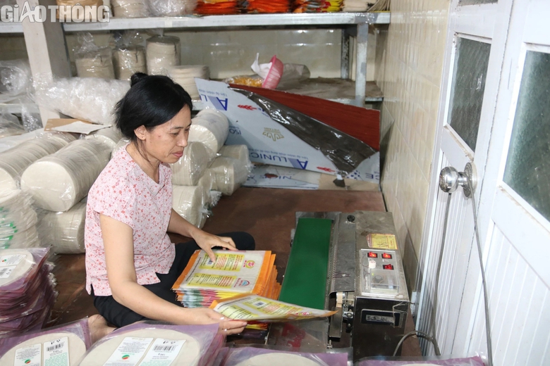 Làng bánh đa nem 700 năm tuổi hối hả vào vụ Tết- Ảnh 9. Làng bánh đa nem 700 năm tuổi hối hả vào vụ Tết- Ảnh 9.