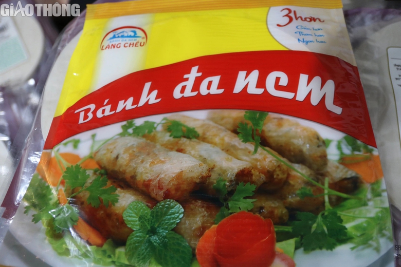 Làng bánh đa nem 700 năm tuổi hối hả vào vụ Tết- Ảnh 11. Làng bánh đa nem 700 năm tuổi hối hả vào vụ Tết- Ảnh 11.