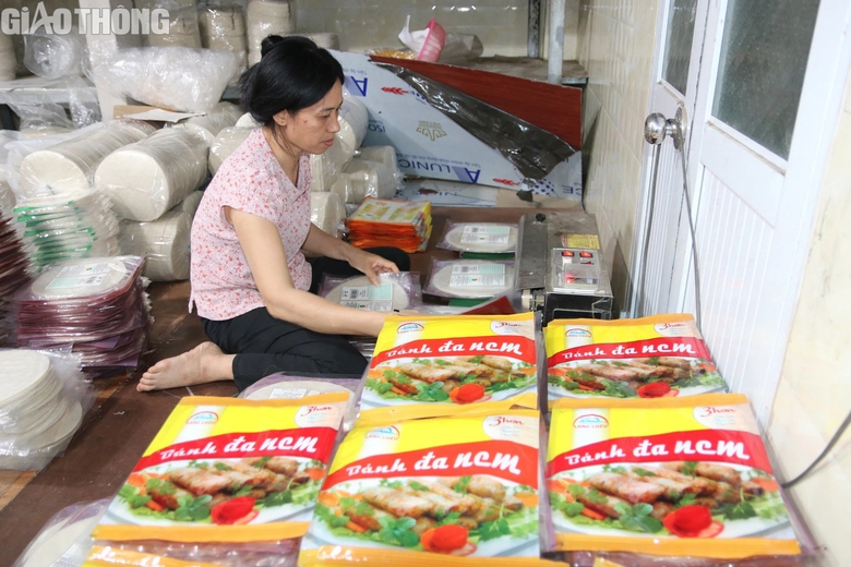 Làng bánh đa nem 700 năm tuổi hối hả vào vụ Tết- Ảnh 12. Làng bánh đa nem 700 năm tuổi hối hả vào vụ Tết- Ảnh 12.