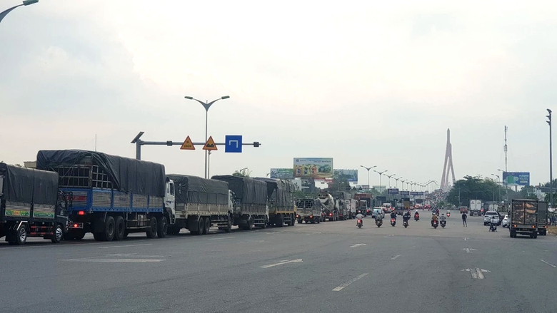 &Ocirc; t&ocirc; tải lật giữa cầu Cần Thơ, d&ograve;ng xe &ugrave;n tắc cả c&acirc;y số chờ qua cầu- Ảnh 4.