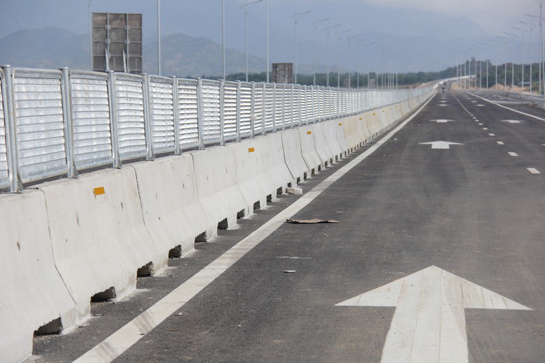 Hối hả tr&ecirc;n c&ocirc;ng trường cao tốc Cam L&acirc;m - Vĩnh Hảo những ng&agrave;y đầu năm mới- Ảnh 2.