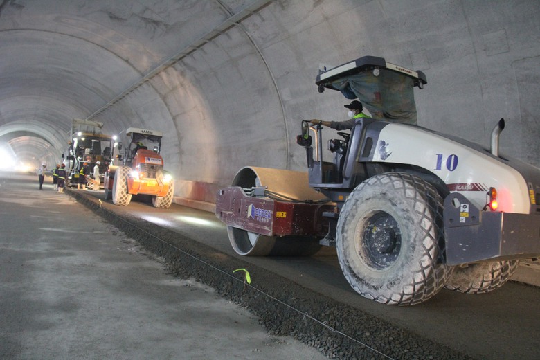 Hối hả tr&ecirc;n c&ocirc;ng trường cao tốc Cam L&acirc;m - Vĩnh Hảo những ng&agrave;y đầu năm mới- Ảnh 4.