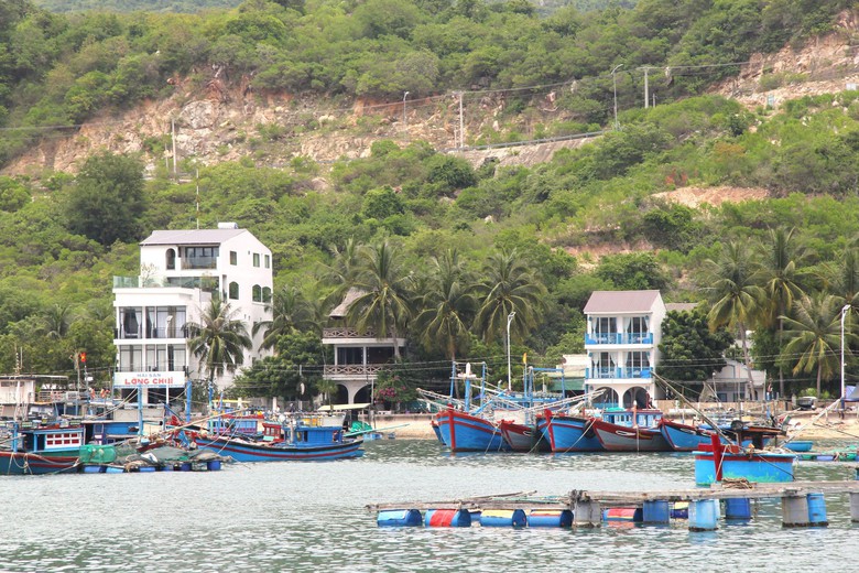 Vụ c&ocirc;ng tr&igrave;nh x&acirc;y tr&aacute;i ph&eacute;p ở vịnh Vĩnh Hy: Nhiều c&aacute;n bộ x&atilde;, huyện bị kỷ luật- Ảnh 1.