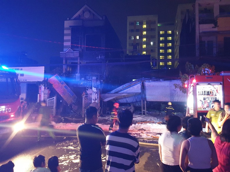 Ch&aacute;y cửa h&agrave;ng b&aacute;n phụ t&ugrave;ng, 2 &ocirc; t&ocirc; đắt tiền bị thi&ecirc;u rụi- Ảnh 1.