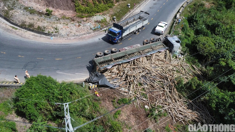 Xe tải chở keo lật b&ecirc;n vực đ&egrave;o Phượng Ho&agrave;ng- Ảnh 1.