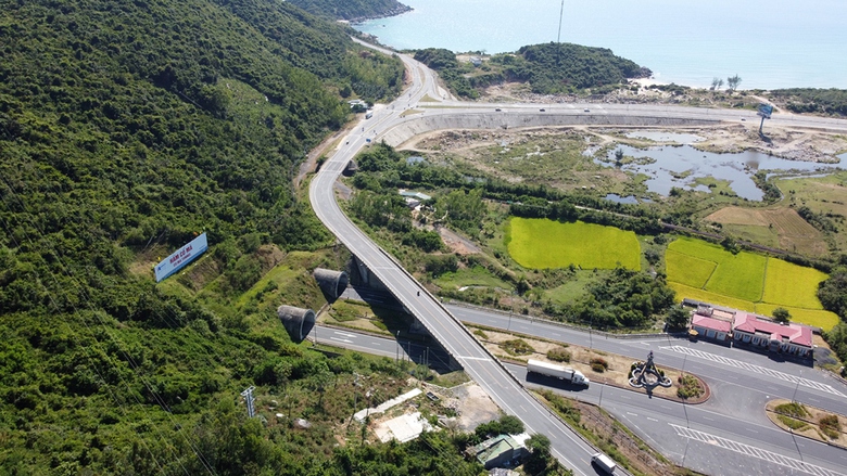 Phát huy thế mạnh cửa ngõ biển, thúc đẩy kinh tế Phú Yên - Khánh Hoà - Ninh Thuận- Ảnh 6. Phát huy thế mạnh cửa ngõ biển, thúc đẩy kinh tế Phú Yên - Khánh Hoà - Ninh Thuận- Ảnh 6.