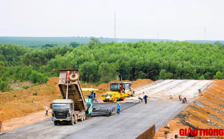 Giải ph&oacute;ng mặt bằng tốt, cao tốc Vạn Ninh - Cam Lộ sẽ vượt tiến độ- Ảnh 4.