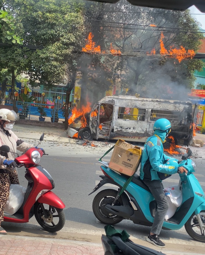 Đang chạy tr&ecirc;n đường phố Thủ Đức, xe &ocirc; t&ocirc; 16 chỗ bất ngờ bốc hỏa ch&aacute;y trơ khung- Ảnh 1.