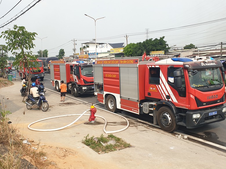 Bình Dương: Cháy công ty nệm hàng nghìn mét vuông kèm theo nhiều tiếng nổ lớn- Ảnh 3. Bình Dương: Cháy công ty nệm hàng nghìn mét vuông kèm theo nhiều tiếng nổ lớn- Ảnh 3.