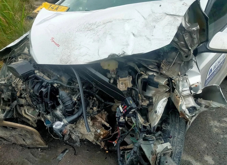 Ba &ocirc; t&ocirc; t&ocirc;ng li&ecirc;n ho&agrave;n khiến xe kh&aacute;ch chở 22 người lao xuống ao nước ven quốc lộ 279- Ảnh 1.