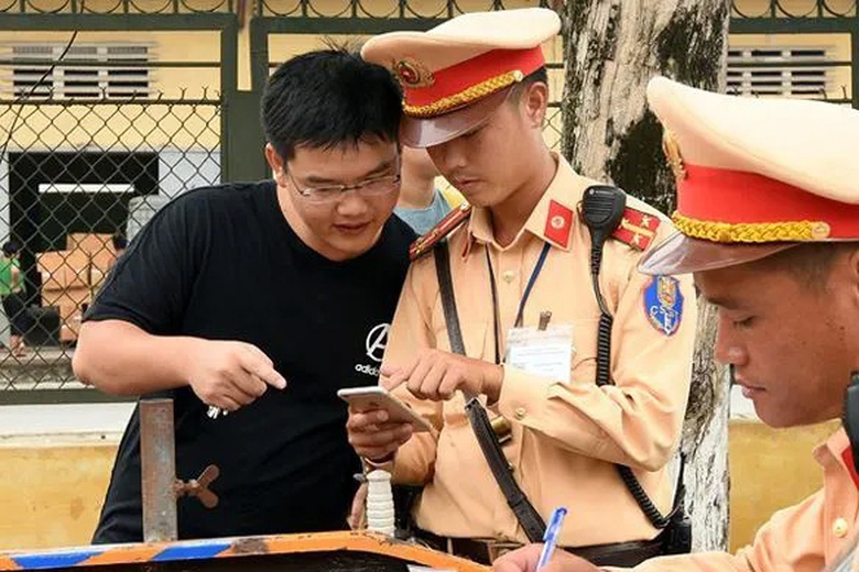 Khi n&agrave;o người d&acirc;n được xuất tr&igrave;nh bằng l&aacute;i xe tr&ecirc;n ứng dụng VNeID?- Ảnh 1.