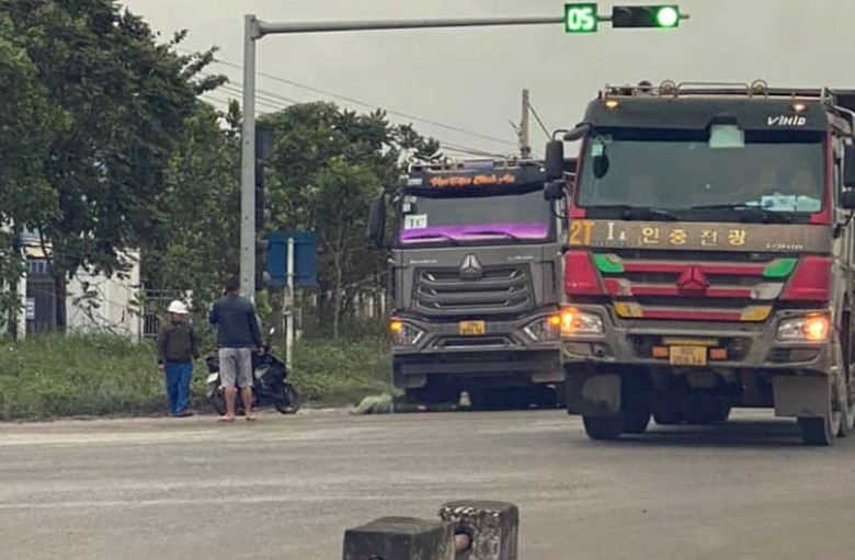 Sau khi va chạm, người đ&agrave;n &ocirc;ng đi xe đạp điện bị cuốn v&agrave;o gầm &ocirc; t&ocirc; tải.