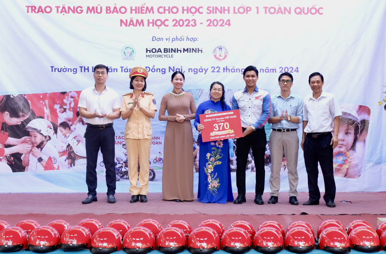 Đồng Nai tặng mũ bảo hiểm cho học sinh lớp 1- Ảnh 2.