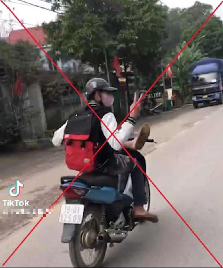 Ph&uacute; Thọ: Nam sinh điều khiển xe m&aacute;y bằng ch&acirc;n bị phạt gần 8 triệu đồng- Ảnh 1.