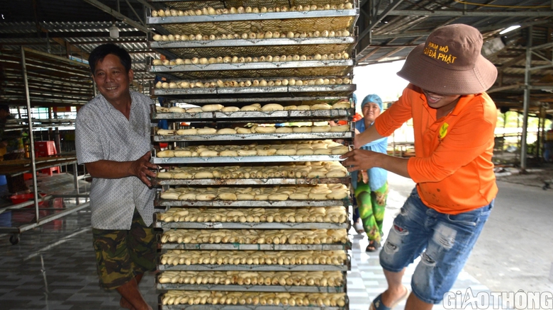 L&agrave;ng nghề &eacute;p chuối kh&ocirc; nổi tiếng C&agrave; Mau tất bật v&agrave;o vụ Tết- Ảnh 7.