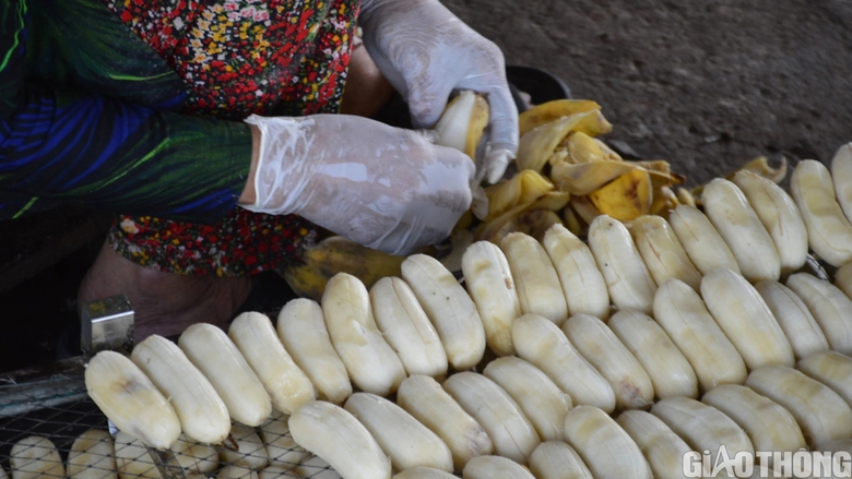 L&agrave;ng nghề &eacute;p chuối kh&ocirc; nổi tiếng C&agrave; Mau tất bật v&agrave;o vụ Tết- Ảnh 8.