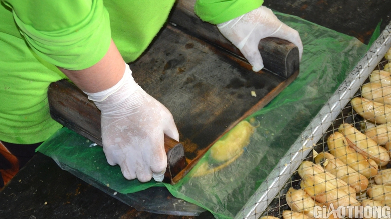 L&agrave;ng nghề &eacute;p chuối kh&ocirc; nổi tiếng C&agrave; Mau tất bật v&agrave;o vụ Tết- Ảnh 9.