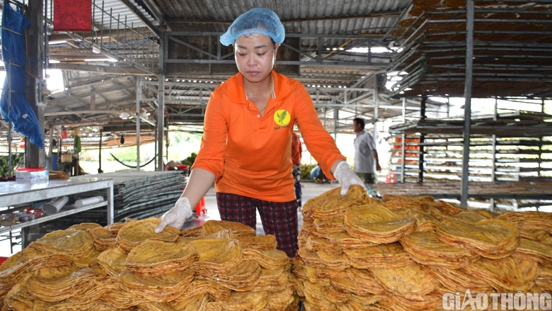 L&agrave;ng nghề &eacute;p chuối kh&ocirc; nổi tiếng C&agrave; Mau tất bật v&agrave;o vụ Tết- Ảnh 14.