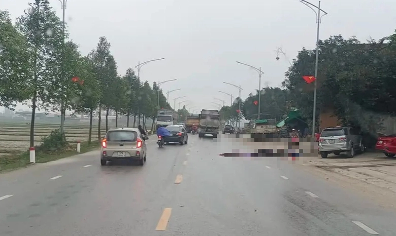 Ngã ra đường sau va chạm, 2 mẹ con bị xe đầu kéo cán tử vong- Ảnh 1.