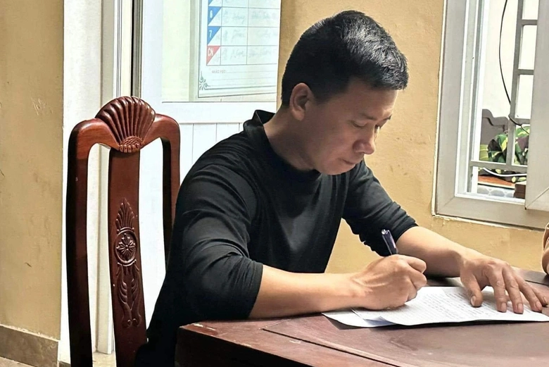 T&agrave;i xế điều khiển &ocirc; t&ocirc; t&ocirc;ng CSGT để th&ocirc;ng chốt ở Nghệ An từng l&agrave; thượng &uacute;y qu&acirc;n đội- Ảnh 1.