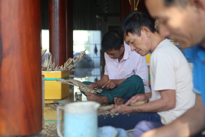 Về l&agrave;ng đẽo c&acirc;y t&igrave;m trầm nức tiếng ở H&agrave; Tĩnh- Ảnh 2.