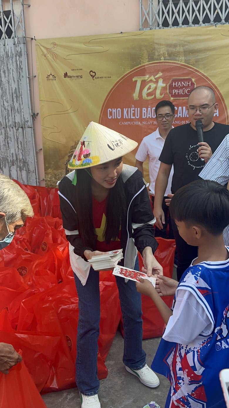 Th&ugrave;y Ti&ecirc;n mang Tết hạnh ph&uacute;c đến với b&agrave; con người gốc Việt Nam tại Campuchia- Ảnh 2.