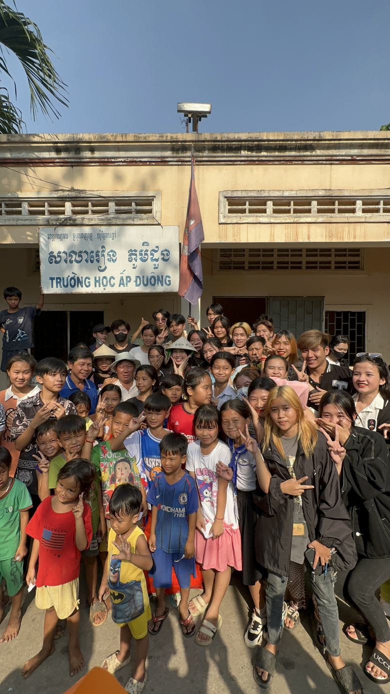 Th&ugrave;y Ti&ecirc;n mang Tết hạnh ph&uacute;c đến với b&agrave; con người gốc Việt Nam tại Campuchia- Ảnh 4.