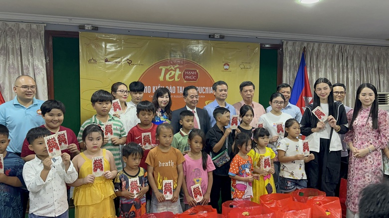 Th&ugrave;y Ti&ecirc;n mang Tết hạnh ph&uacute;c đến với b&agrave; con người gốc Việt Nam tại Campuchia- Ảnh 3.
