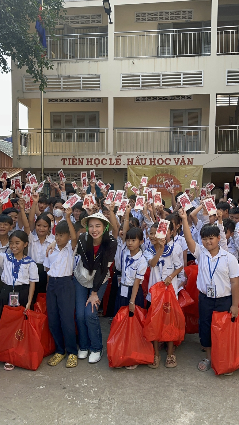 Th&ugrave;y Ti&ecirc;n mang Tết hạnh ph&uacute;c đến với b&agrave; con người gốc Việt Nam tại Campuchia- Ảnh 6.