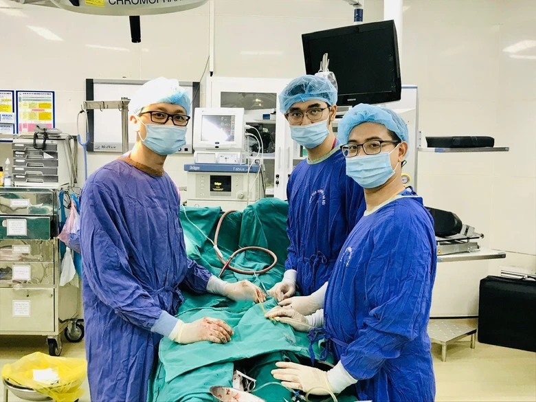 Cứu kịp thời nam sinh bất ngờ bị xoắn tinh ho&agrave;n- Ảnh 1.