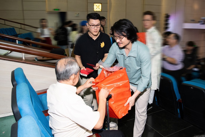 Sen V&agrave;ng trao qu&agrave; trị gi&aacute; hơn 800 triệu đồng cho trẻ em, người d&acirc;n tộc thiểu số đ&oacute;n Tết- Ảnh 2.