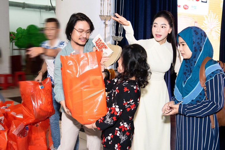 Sen V&agrave;ng trao qu&agrave; trị gi&aacute; hơn 800 triệu đồng cho trẻ em, người d&acirc;n tộc thiểu số đ&oacute;n Tết- Ảnh 4.