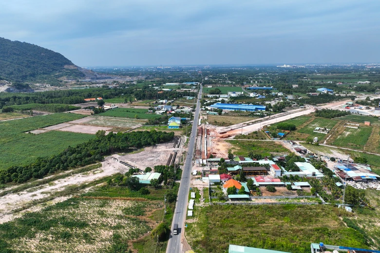 Đồng loạt đua tiến độ tr&ecirc;n c&ocirc;ng trường cao tốc Bi&ecirc;n H&ograve;a - Vũng T&agrave;u- Ảnh 3.