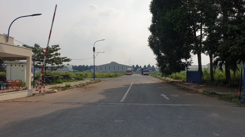 Biển cấm dừng, đỗ tự cắm trong khu c&ocirc;ng nghiệp ở Cần Thơ: Sẽ bố tr&iacute; b&atilde;i đậu xe tạm- Ảnh 3.