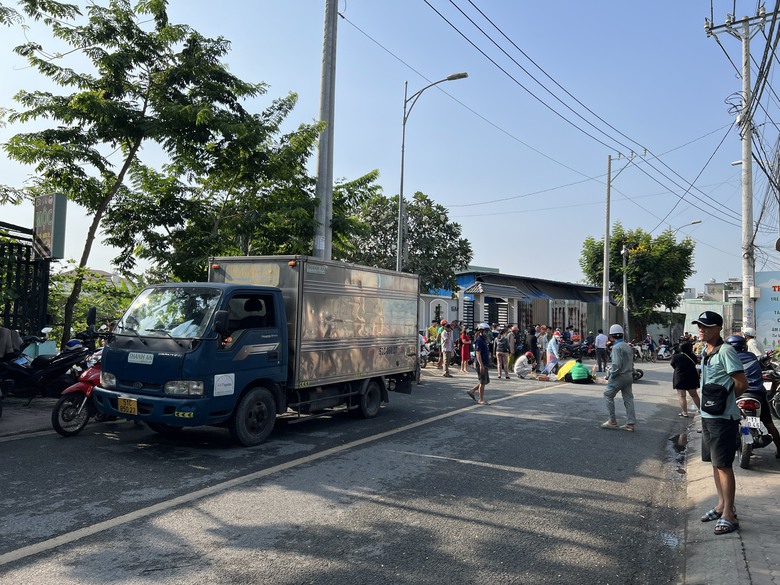 B&agrave; ngoại chở ch&aacute;u đi học, xe m&aacute;y ng&atilde; xuống đường, ch&aacute;u b&eacute; bị xe tải c&aacute;n tử vong- Ảnh 1.