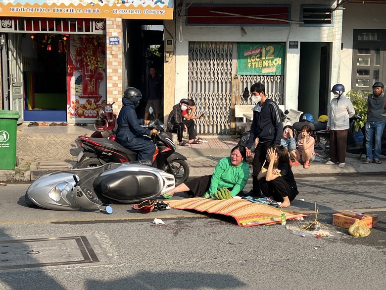 B&agrave; ngoại chở ch&aacute;u đi học, xe m&aacute;y ng&atilde; xuống đường, ch&aacute;u b&eacute; bị xe tải c&aacute;n tử vong- Ảnh 2.