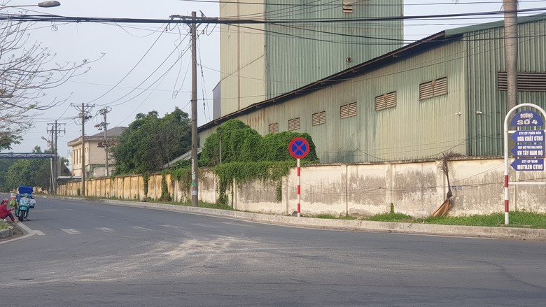 Biển cấm dừng, đỗ tự cắm trong khu c&ocirc;ng nghiệp ở Cần Thơ: Sẽ bố tr&iacute; b&atilde;i đậu xe tạm- Ảnh 2.