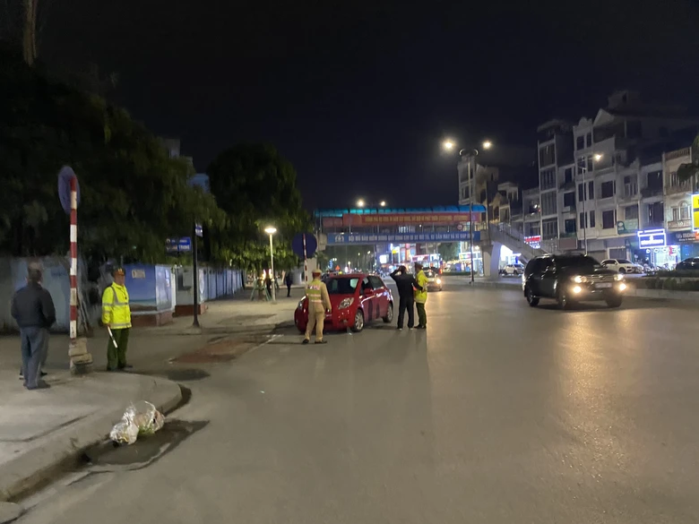 CSGT chặn đứng &yacute; định của t&agrave;i xế để &ocirc; t&ocirc; ven đường h&ograve;ng tho&aacute;t đo nồng độ cồn- Ảnh 4.