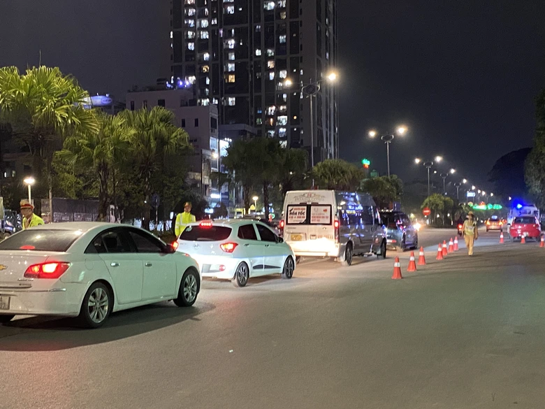 CSGT chặn đứng &yacute; định của t&agrave;i xế để &ocirc; t&ocirc; ven đường h&ograve;ng tho&aacute;t đo nồng độ cồn- Ảnh 1.