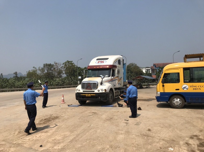 Vi phạm tải trọng ở Quảng B&igrave;nh giảm mạnh nhờ đ&acirc;u?- Ảnh 1.