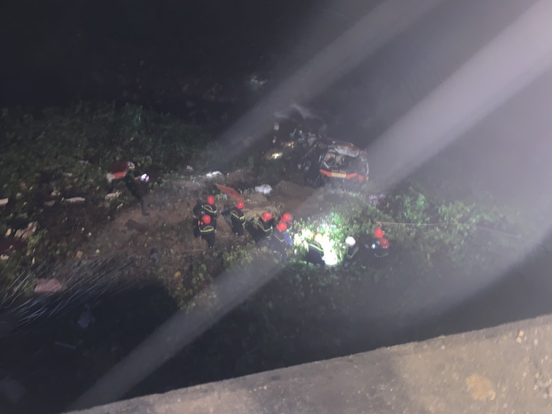 Hiện trường vụ xe khách rơi xuống vực ở La Sơn - Hòa Liên, 2 người tử vong- Ảnh 4. Hiện trường vụ xe khách rơi xuống vực ở La Sơn - Hòa Liên, 2 người tử vong- Ảnh 4.