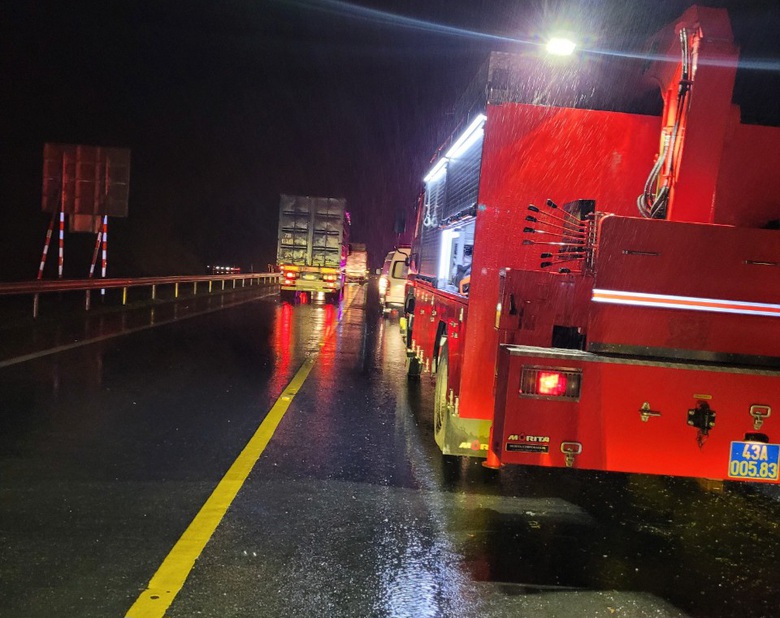 Hiện trường vụ xe khách rơi xuống vực ở La Sơn - Hòa Liên, 2 người tử vong- Ảnh 7. Hiện trường vụ xe khách rơi xuống vực ở La Sơn - Hòa Liên, 2 người tử vong- Ảnh 7.