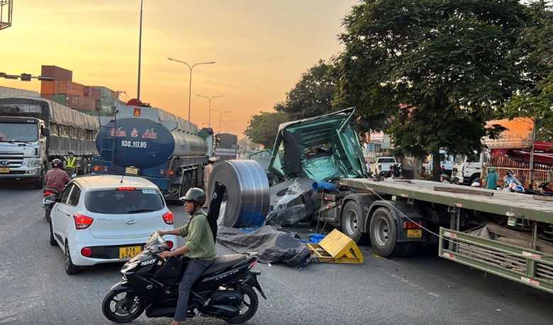 Hiện trường vụ tai nạn cuộn t&ocirc;n tr&ecirc;n xe đầu k&eacute;o rơi xuống đường.