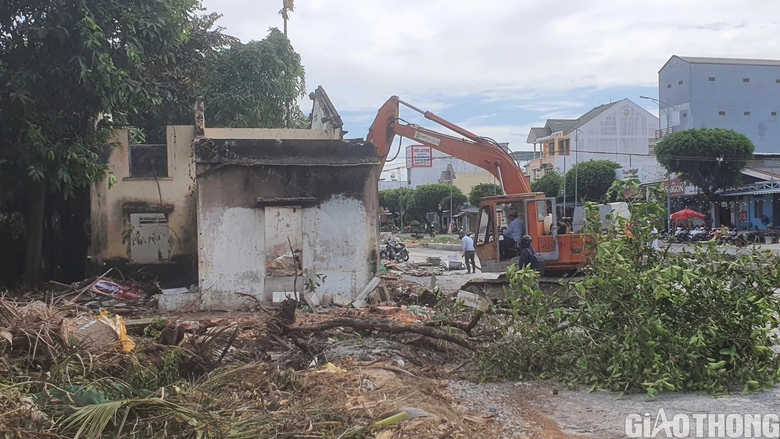 Bạc Liêu: Gấp rút hoàn thành đường bị 2 hộ dân án ngữ hơn 20 năm- Ảnh 1. Bạc Liêu: Gấp rút hoàn thành đường bị 2 hộ dân án ngữ hơn 20 năm- Ảnh 1.