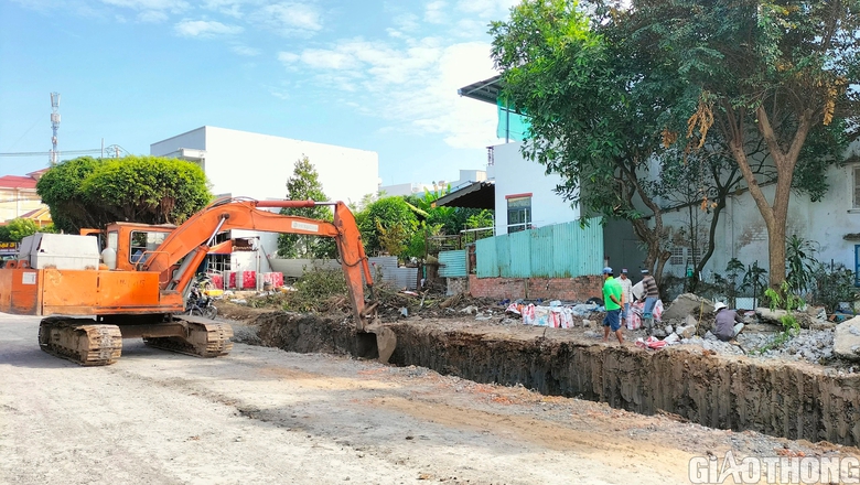 Bạc Liêu: Gấp rút hoàn thành đường bị 2 hộ dân án ngữ hơn 20 năm- Ảnh 2. Bạc Liêu: Gấp rút hoàn thành đường bị 2 hộ dân án ngữ hơn 20 năm- Ảnh 2.